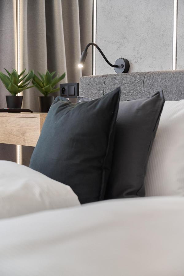 Exclusive Apartment With Balcony & Parking Wroclaw By Renters Prestige Exteriör bild